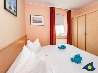 Schlafzimmer mit Doppelbett