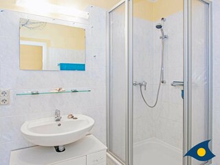 Badezimmer mit Dusche und WC