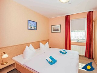 Schlafzimmer mit Doppelbett