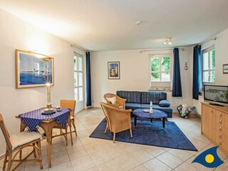 Wohn- und Essbereich mit Zugang zum Balkon