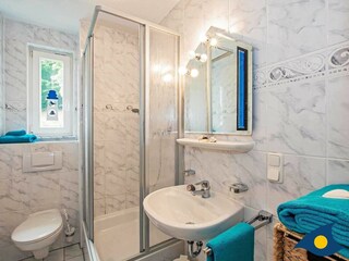 Badezimmer mit Dusche und WC