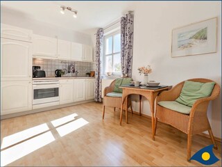 Wohn-/Schlafbereich mit Küchenzeile und Zugang zum Balkon