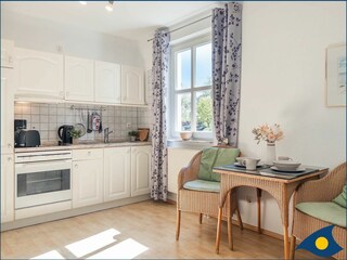 Wohn-/Schlafbereich mit Küchenzeile und Zugang zum Balkon