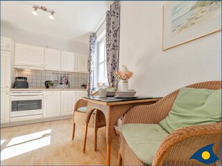 Wohn-/Schlafbereich mit Küchenzeile und Zugang zum Balkon