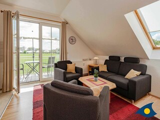 Wohnbereich mit Blick zum Balkon