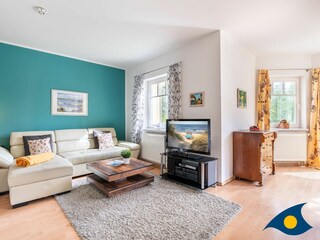 Wohn- / Essbereich mit offener Küche und Zugang zu Balkon