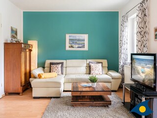 Wohn- / Essbereich mit offener Küche und Zugang zu Balkon