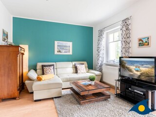 Wohn- / Essbereich mit offener Küche und Zugang zu Balkon