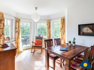 Wohn- / Essbereich mit offener Küche und Zugang zu Balkon