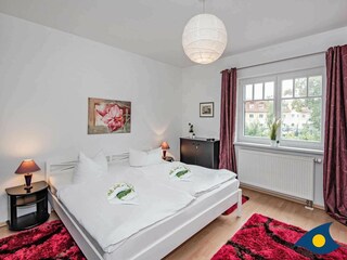 Schlafzimmer mit Doppelbett