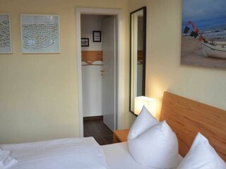 Schlafzimmer mit Doppelbett
