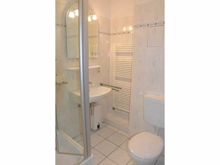 Badezimmer mit Dusche und WC