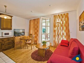 Wohnzimmer mit Essbereich und Zugang zum Balkon