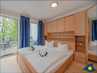 Schlafzimmer mit Doppelbett
