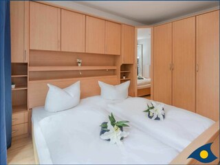 Schlafzimmer mit Doppelbett