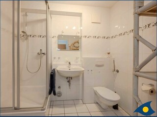 Großes Badezimmer mit Dusche