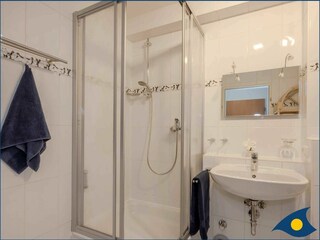 Großes Badezimmer mit Dusche