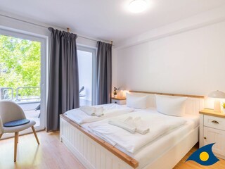 Schlafzimmer mit Zugang zum Balkon