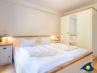 Schlafzimmer mit Zugang zum Balkon