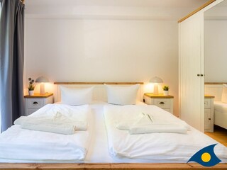 Schlafzimmer mit Zugang zum Balkon