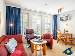 Wohn- / Essbereich mit offener Küche und Zugang zu Balkon