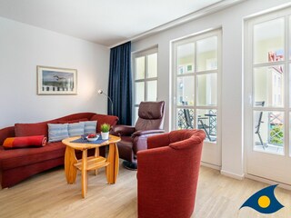 Wohn- / Essbereich mit offener Küche und Zugang zu Balkon