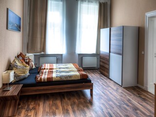 Schlafzimmer 1