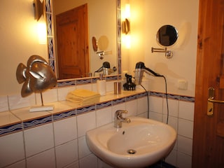 Waschbecken mit Ablageflächen