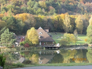 Die Eifeler Seehütte gegenüber