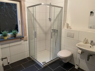 Bedezimmer mit flacher Dusche