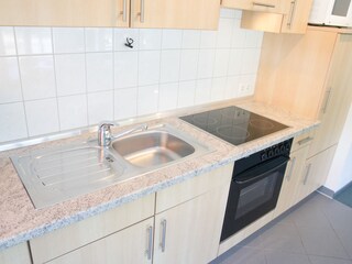 Küche mit Backofen und modernem Herd