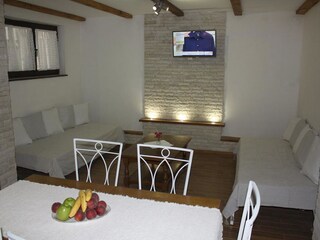 Wohnzimmer und Esstisch