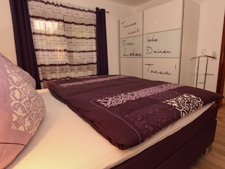 Schlafzimmer mit neuem Boxspringbett