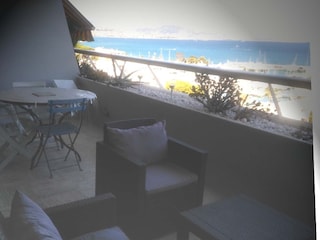 Grosse sonnige Terrasse mit Meerblick