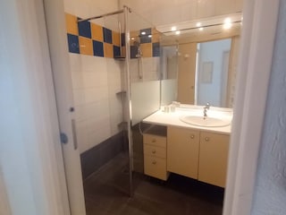Badezimmer mit Dusche (WC separat)