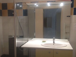 Renoviertes Badezimmer mit Dusche (WC separat)