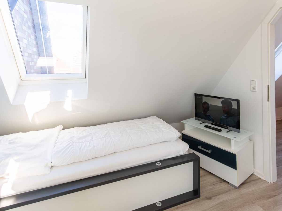 2. Schlafzimmer mit TV-Gerät