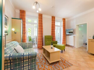 Wohnzimmer mit Blick zu Wintergarten und Schlafzimmer
