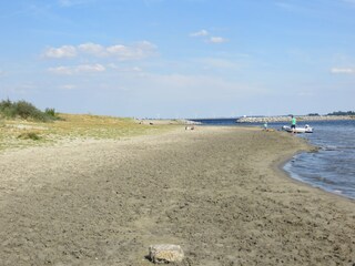 Strand hinter dem Yachthafen