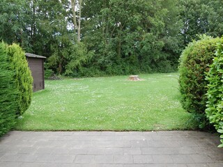 Blick von der Terasse in den Garten