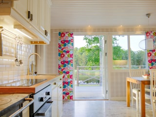 Moderne Küche mit Seeblick