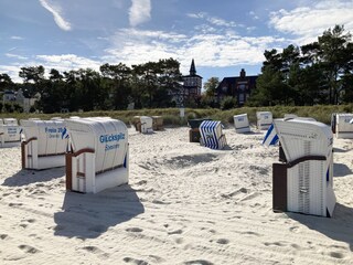 Ihr Strandkorb am Strand vor der Villa.
