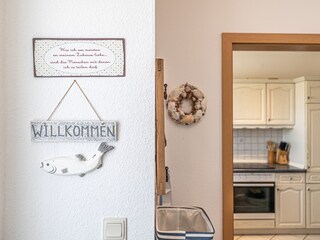 Eingangsbereich mit Blick in die Küche