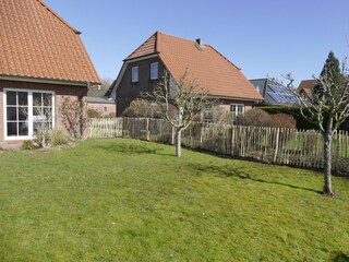 Gartenansicht mit neuem Zaun