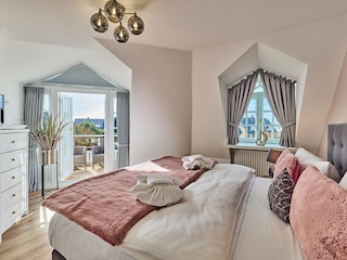 Schlafzimmer 1 mit Balkon