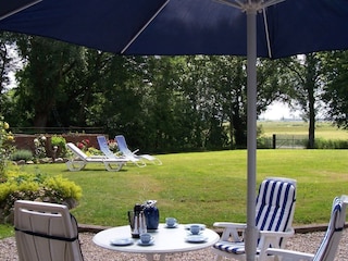 Großer Garten mit Terrasse