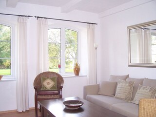 Gemütliches Wohnzimmer mit Blick in den Garten