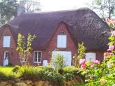 An exclusive thatched house with a traditional Frisian wall.