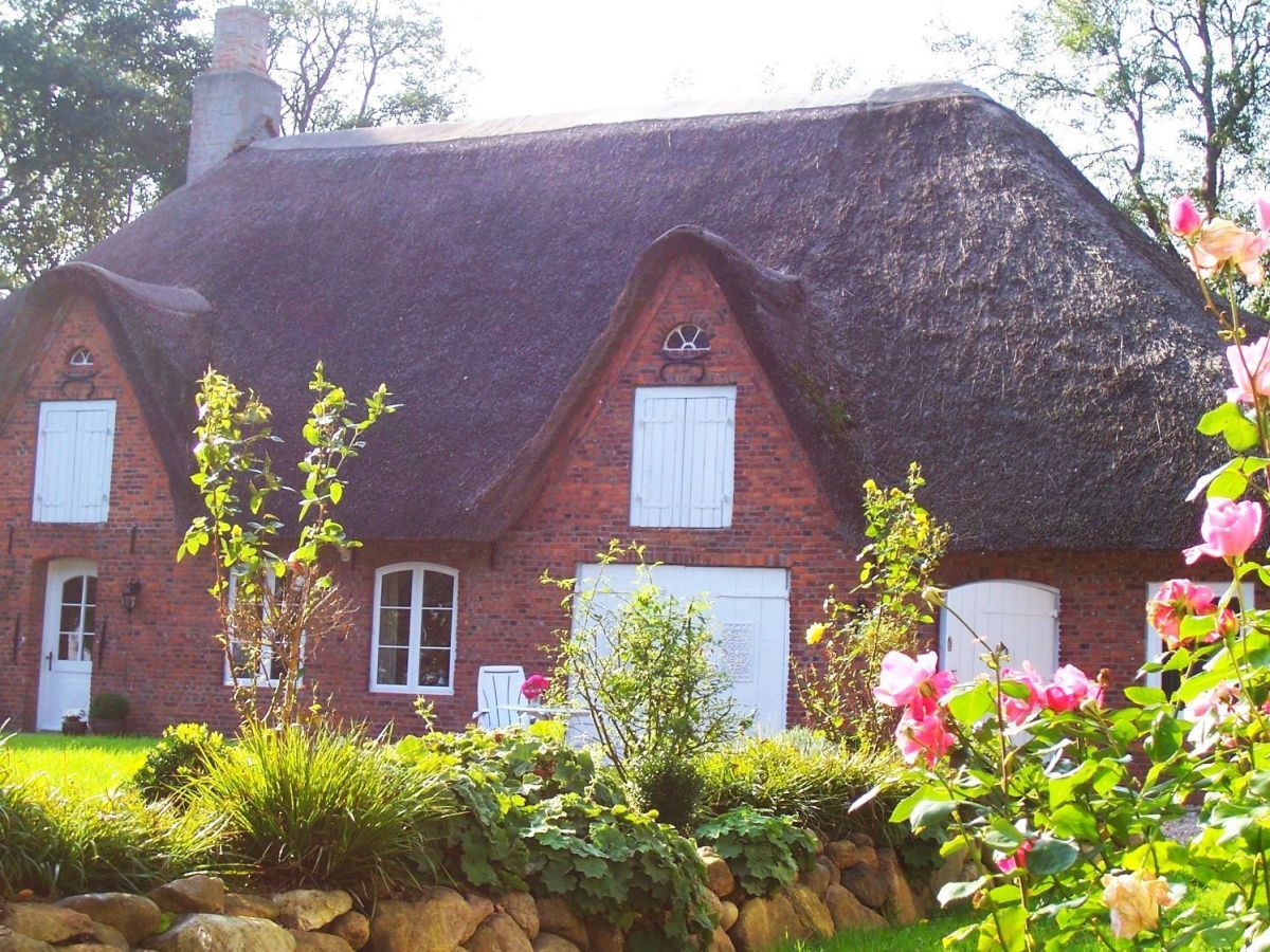 An exclusive thatched house with a traditional Frisian wall.