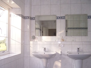 Bad mit Dusche, WC und zwei Waschtischen